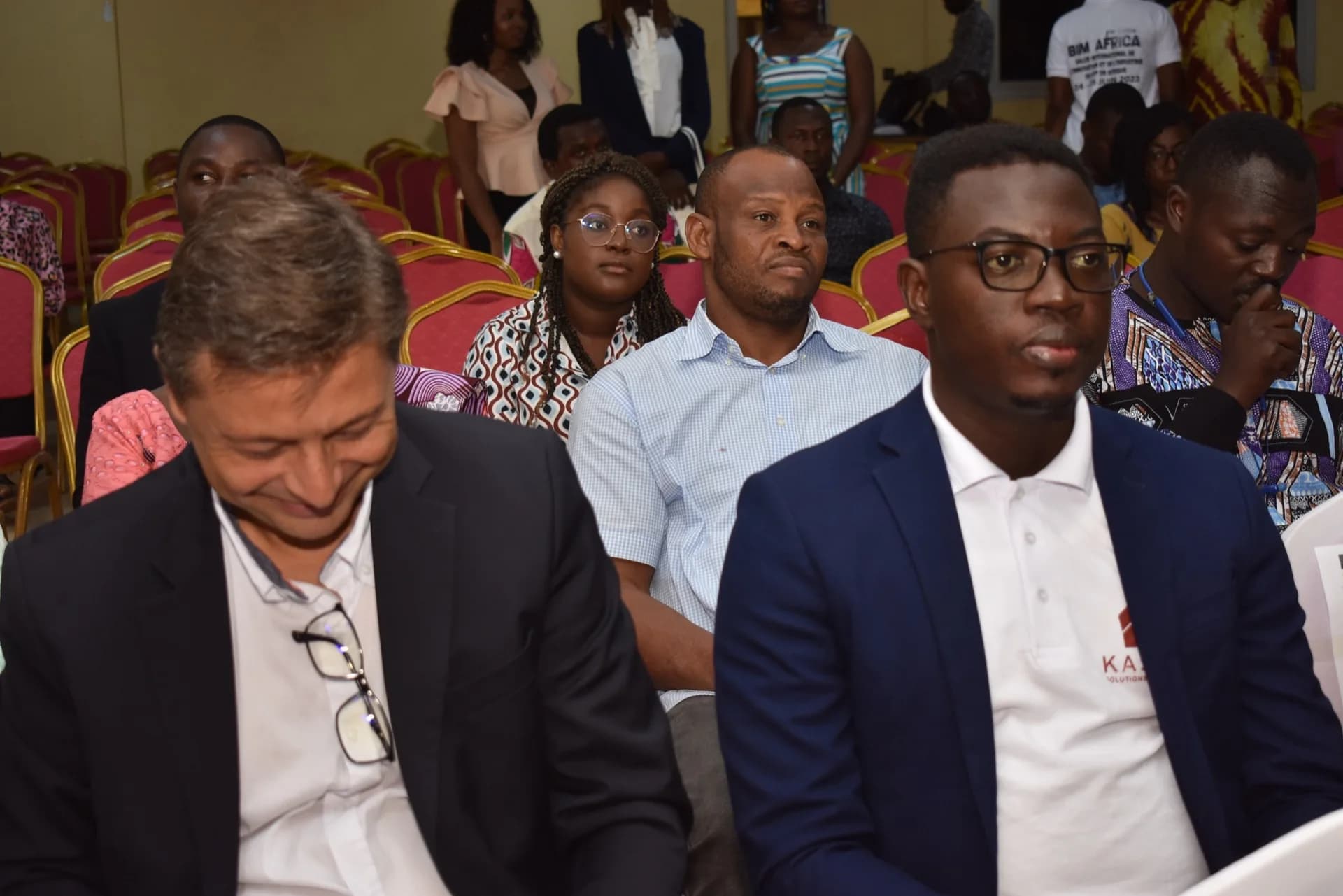 Assistance attentive pendant les conférences