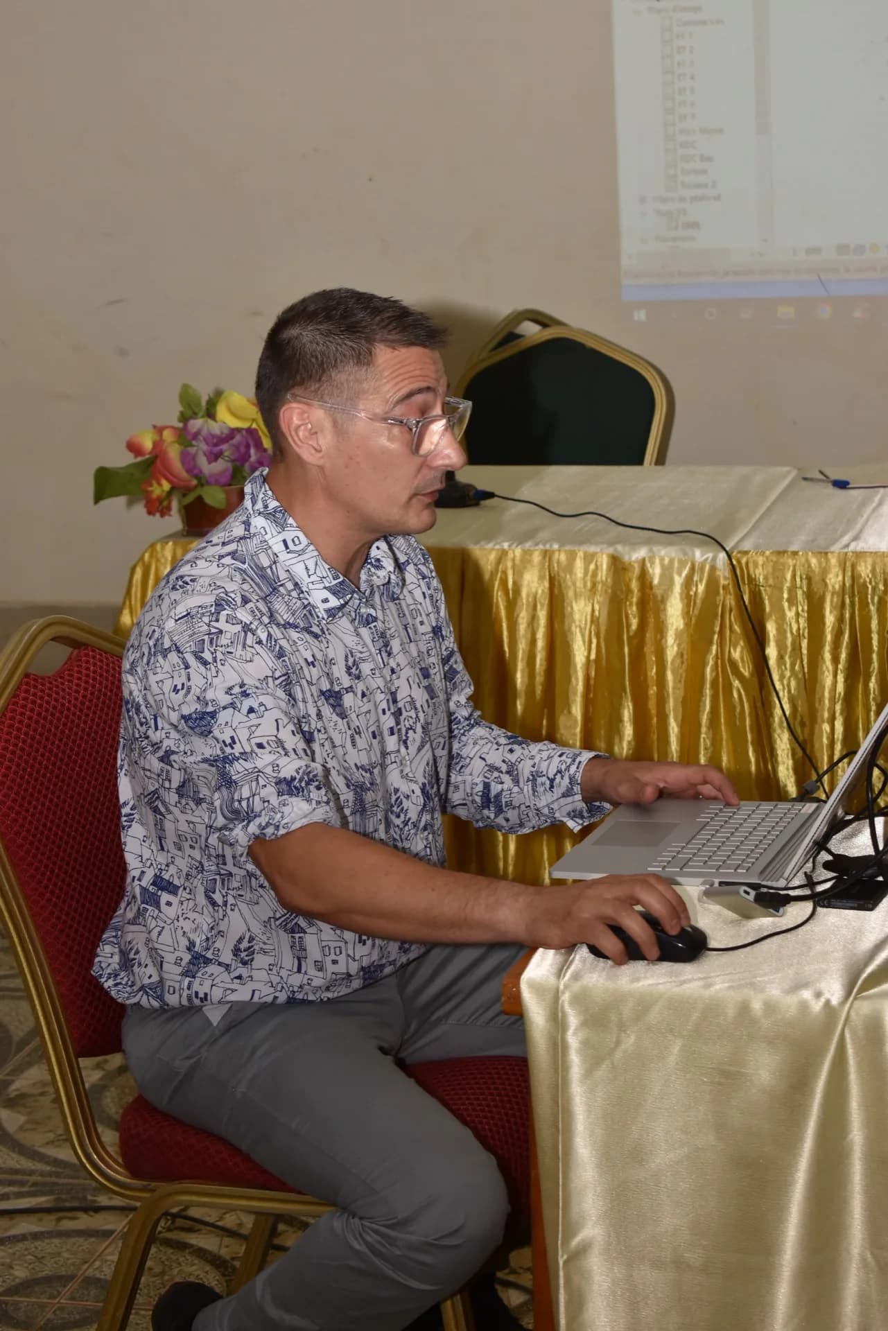 Panéliste au travail